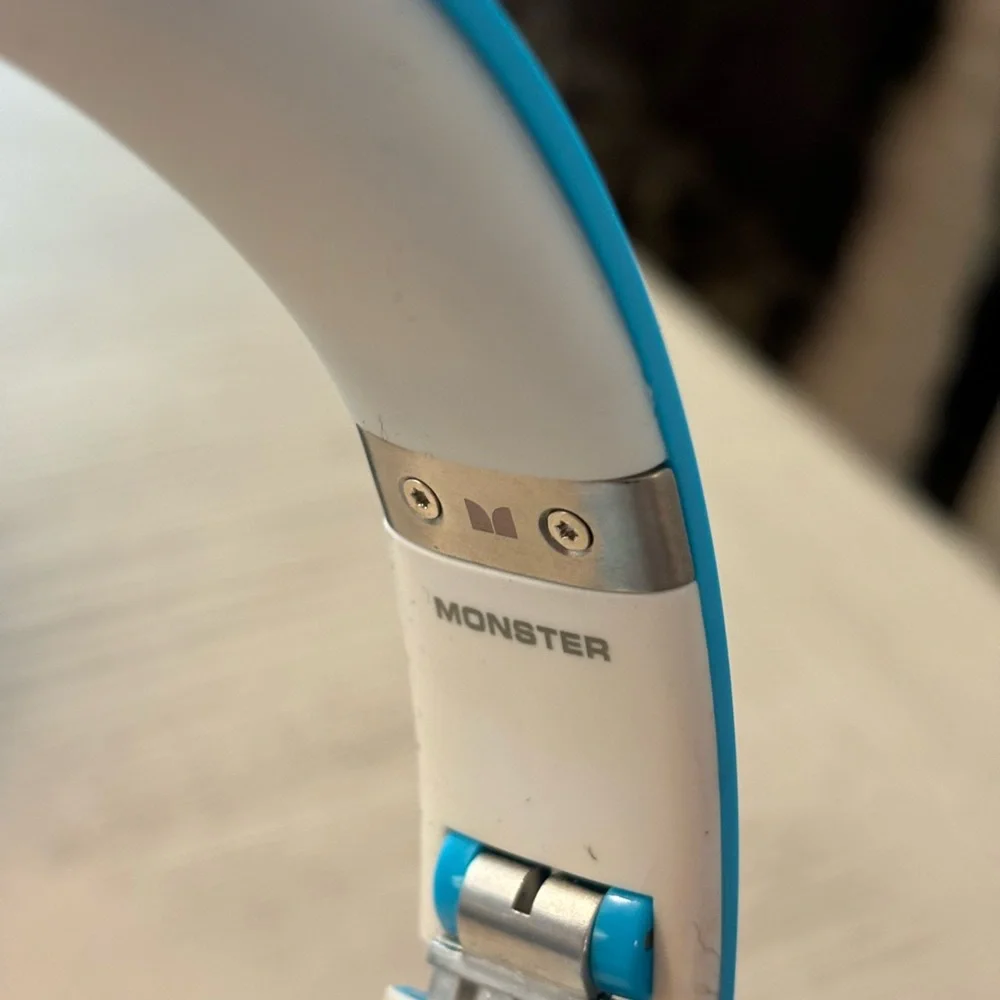 Beats by Dr. Dre Turquoise headset and case. - Picture 5 of 7